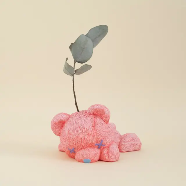 VINYLさんでのPOPUP、たくさん手に取っていただいているようで本当にありがとうございます！
期間中追加納品はありませんが(ごめんなさい！)23日まで長めの期間となっておりますのでぜひぜひ。

年に一、二度しか活動していないrökですが、たくさんご覧いただけて今後も少しずつ続けていこうと決意を新たにした次第です。ありがとうございます🧸🌷

〰️ EVENT 〰️
10月8日(火)~10月23日(水)まで、今年も東京駅構内のVINYLさんでrökのPOPUPを開催いただきます！
おなじみの手とテディベアモチーフの一輪挿しをたくさんお取り扱いいただきます。
東京駅へお越しの際はぜひお立ち寄りください☝️🧸

VINYL（ビニール トーキョー）
〒100-0005
東京都千代田区丸の内1-9-1
JR東日本東京駅構内1F グランスタ東京 VINYL
営業時間：平日・土曜 8:00 ~ 22:00 / 日曜・祝日 8:00 ~ 21:00

#rök_works #original #mywork #一輪挿し #インテリア #ドライフラワー #ドライフラワーのある暮らし #テディベア #flowervase