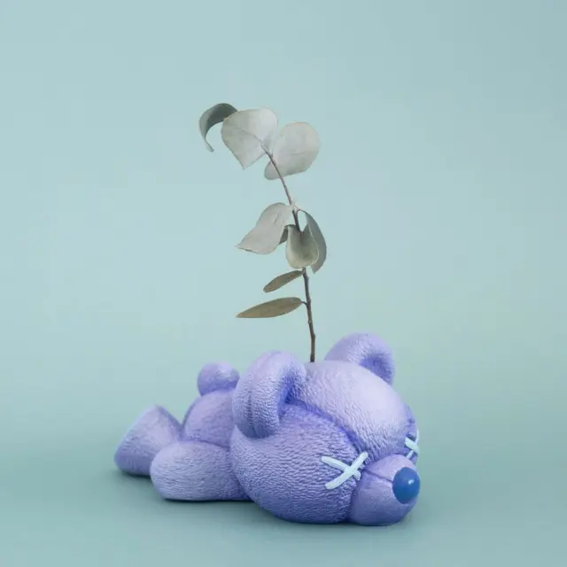 〰️ EVENT 〰️
VINYLさんでのrökPOPUPは10月23日(水)まで🌷
おなじみの手とテディベアモチーフの一輪挿しをお取り扱いいただいております。
東京駅へお越しの際はぜひお立ち寄りください☝️🧸
(在庫状況はVINYLさんへお問い合わせくださいますようお願いいたします。)

VINYL（ビニール トーキョー）
〒100-0005
東京都千代田区丸の内1-9-1
JR東日本東京駅構内1F グランスタ東京 VINYL
営業時間：平日・土曜 8:00 ~ 22:00 / 日曜・祝日 8:00 ~ 21:00

#rök_works #original #mywork #一輪挿し #インテリア #ドライフラワー #ドライフラワーのある暮らし #テディベア #flowervase #東京駅