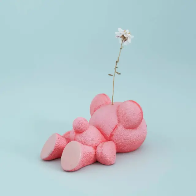 〰️ EVENT 〰️
VINYLさんでのrökPOPUPは10月23日(水)まで🌷
おなじみの手とテディベアモチーフの一輪挿しをお取り扱いいただいております。
東京駅へお越しの際はぜひお立ち寄りください☝️🧸
(在庫状況はVINYLさんへお問い合わせくださいますようお願いいたします。)

VINYL（ビニール トーキョー）
〒100-0005
東京都千代田区丸の内1-9-1
JR東日本東京駅構内1F グランスタ東京 VINYL
営業時間：平日・土曜 8:00 ~ 22:00 / 日曜・祝日 8:00 ~ 21:00

#rök_works #original #mywork #一輪挿し #インテリア #ドライフラワー #ドライフラワーのある暮らし #テディベア #flowervase #東京駅