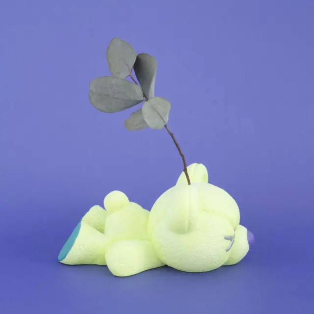 〰️ EVENT 〰️
VINYLさんでのrökPOPUPは10月23日(水)まで🌷
おなじみの手とテディベアモチーフの一輪挿しをお取り扱いいただいております。
東京駅へお越しの際はぜひお立ち寄りください☝️🧸
(在庫状況はVINYLさんへお問い合わせくださいますようお願いいたします。)

VINYL（ビニール トーキョー）
〒100-0005
東京都千代田区丸の内1-9-1
JR東日本東京駅構内1F グランスタ東京 VINYL
営業時間：平日・土曜 8:00 ~ 22:00 / 日曜・祝日 8:00 ~ 21:00

#rök_works #original #mywork #一輪挿し #インテリア #ドライフラワー #ドライフラワーのある暮らし #テディベア #flowervase #東京駅