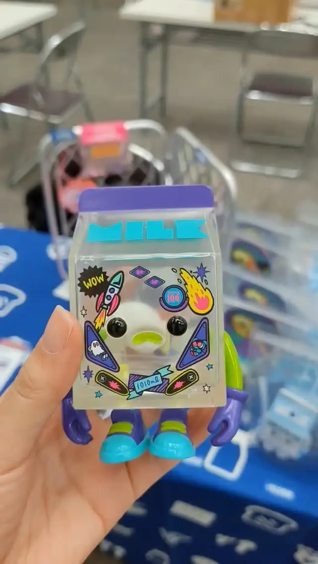 ピンボールをイメージしたMUUKTOYさんコラボソフビ！
設営時に振り振りさせていただきました！印刷も鮮やかでむちゃかわです⋯！
パッケージのステッカーもデザインさせていただいたのでお楽しみいただけますように🙏

印刷トラブルにより明日のソフコン8での販売分は少なめですが、後日通販もありますのでチェックしてくださいませ！！

それでは明日大阪港CASOにてお待ちしております〜👻🚀

▼Event
ソフコン vol.8
2025年9月21日(日)
11:00-17:00 最終入場16:30
ticket 1000円
会場：大阪港/SEASIDE STUDIO CASO（@seaside_studio_caso）
ブース：C17（CHIMNEY）

#ソフビ #ソフコン #SOFUCON