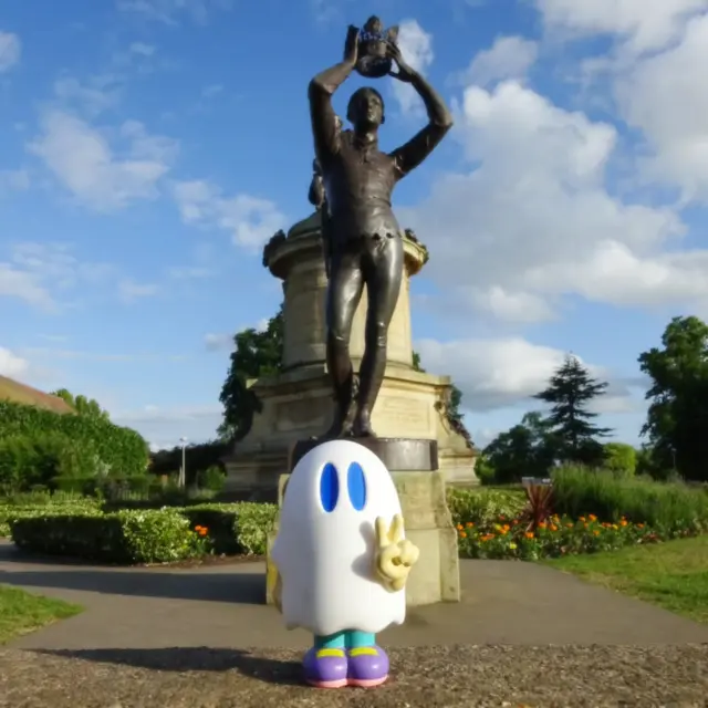 少し前に出た旅シリーズ✈️
これから冬のワンフェスくらいまで毎月いろいろありますので、告知や商品中心に追いたい！という方は、おばけちゃんアカウントもぜひチェックお願いします！🙆
@nanashi_no_obake

こちらでは息抜きポストもしていきます〜🍵

#ななしのおばけちゃん旅に出る
#England #Shakespeare #stradforduponavon

#arttoy #アートトイ #おばけ #ななしのおばけちゃん #おばけちゃん #ソフビ