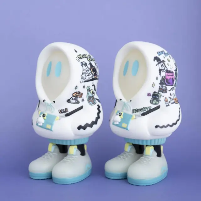🌠SOOTANG HOBBY限定別注カラー登場＆ワンオフ抽選販売🌠
SOOTANG HOBBYさんでのPOPUPには
爽やかな白いパーカーのフードかぶりおばけソフビが登場！
パーカーにイラストを描いたワンオフも2体製作しました💪

別注カラーは10/25(土)から表参道店限定で販売スタート、ワンオフは抽選販売です📣

抽選販売へのご応募は10/25以降にハイライトのリンクより必要情報をご記入ください。

応募期間 10月25日（土）～11月16日（日） 
当落発表 11月17日（月)～11月21日（金） 
購入方法 店頭支払いまたは銀行振込 
購入期限 当落発表後から11月28日（金）まで 
金額 1体　23,000円(税込)

---

【イベント情報】
■開催店舗
📍SOOTANG HOBBY OMOTESANDO（スータンホビー表参道）
住所：東京都渋谷区神宮前4丁目26−23

📍SOOTANG HOBBY AKIHABARA（スータンホビー秋葉原）
住所：東京都千代田区外神田3丁目14−9 田中恒産ビル2F

会期：10月25日(土)〜11月16日(日)11:00〜20:00 ※両店舗同時刻

【特典情報】
・「#スータンホビー　#ななしのおばけちゃん」のハッシュタグ投稿を店舗スタッフに提示いただければ、本イベント限定ステッカーがもらえます！
デザインの公開をお楽しみに！

【ご注意】
・スータンホビー限定別注カラー フードかぶりおばけちゃんのソフビ【蓄光WHITE】は表参道店のみの販売となります。
・表参道店と秋葉原店で商品が異なる場合がありますので、ご注意ください。
・限定ワンオフについてましては、表参道の店頭にてお申し込みが可能になります。

#ソフビ #スータンホビー #sootanghobby
#vinyltoys #softvinyl #arttoys
#ななしのおばけちゃん