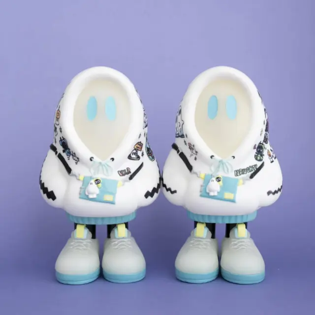 🌠SOOTANG HOBBY限定別注カラー登場＆ワンオフ抽選販売🌠
SOOTANG HOBBYさんでのPOPUPには
爽やかな白いパーカーのフードかぶりおばけソフビが登場！
パーカーにイラストを描いたワンオフも2体製作しました💪

別注カラーは10/25(土)から表参道店限定で販売スタート、ワンオフは抽選販売です📣

抽選販売へのご応募は10/25以降にハイライトのリンクより必要情報をご記入ください。

応募期間 10月25日（土）～11月16日（日） 
当落発表 11月17日（月)～11月21日（金） 
購入方法 店頭支払いまたは銀行振込 
購入期限 当落発表後から11月28日（金）まで 
金額 1体　23,000円(税込)

---

【イベント情報】
■開催店舗
📍SOOTANG HOBBY OMOTESANDO（スータンホビー表参道）
住所：東京都渋谷区神宮前4丁目26−23

📍SOOTANG HOBBY AKIHABARA（スータンホビー秋葉原）
住所：東京都千代田区外神田3丁目14−9 田中恒産ビル2F

会期：10月25日(土)〜11月16日(日)11:00〜20:00 ※両店舗同時刻

【特典情報】
・「#スータンホビー　#ななしのおばけちゃん」のハッシュタグ投稿を店舗スタッフに提示いただければ、本イベント限定ステッカーがもらえます！
デザインの公開をお楽しみに！

【ご注意】
・スータンホビー限定別注カラー フードかぶりおばけちゃんのソフビ【蓄光WHITE】は表参道店のみの販売となります。
・表参道店と秋葉原店で商品が異なる場合がありますので、ご注意ください。
・限定ワンオフについてましては、表参道の店頭にてお申し込みが可能になります。

#ソフビ #スータンホビー #sootanghobby
#vinyltoys #softvinyl #arttoys
#ななしのおばけちゃん