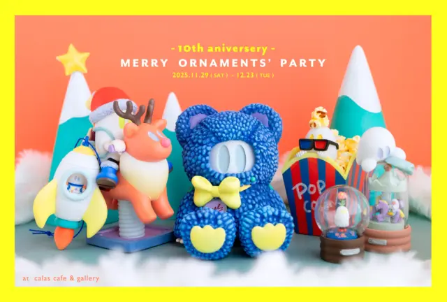 毎年末恒例となりました神戸元町のカフェcalasさんでのMerry Ornaments' Party！
今年でPartyも10周年となりまして、私もcalasさんも健在で何より…という気持ちでいっぱいです👻🌲笑

クリスマスなおばけいろいろとソフビ＆雑貨、ささやかですが10周年記念グッズも少しご用意しております。
calasさんの美味しいフードや温かい飲み物とと共にお楽しみください☕️

【展示初日のご来場について】
展示初日11月29日(土)のみ、オープン11時30分より15時までに限り入場予約制とさせていただきます。
この時間帯は入場チケットが無い方はご入場出来ませんので予めご了承ください。

※予約時間内でのご入場、作品・グッズのご購入は先着順（チケット番号順）にてご案内させていただきます。
※15時以降はフリー入場となります。
※お一人様ひと枠のみでのご予約でお願いします。複数枠のご予約をされた場合はいかなる理由に関わらず全ての時間帯のチケットをキャンセルとさせていただきますので予めご了承ください。

【入場予約チケット申し込み方法】
初日入場予約のチケットはpiatoxのチケット販売システムを使用し11月21日（金）20時より受付開始いたします。
※会員登録等が必要です。

https://chimney-calas.peatix.com
受付期間中は @takochin プロフィールからも飛べるようにしております！

会員登録等が必要なので少しお手数をおかけしますが開店前からお待ちいただいたりする事なくご案内できるかと思いますので、ぜひご利用いただければ幸いです。

〰️

Merry Ornaments' Party vol.10
2025.11.29(土)-12/23(火)
11:30-19:30
※水・木定休日

○今年も12/13（土）に干支おばけフィギュアを追加予定です！
※期間中、自家製フィギュアの完売作品については再入荷はございません🙏

会場
カフェ・ギャラリー calas
JR・阪神元町駅西口より南へ徒歩2分
@calaskobe

在廊予定日
11/29（土）11:30-16:00
12/7（日）15:00-19:30
12/12（金）15:00-19:30
12/22（日）15:00-19:30
変更になる場合がございますので、最新の投稿をご確認ください🙇‍♀️
（突然短時間いたりするかもです！）

#chimney_work #arttoy #アートトイ #ソフビ #おばけ #ななしのおばけちゃん #おばけちゃん