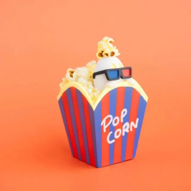 ポップコーンになりたいおばけ🎬️
去年描いた時からフィギュアにしたかったイラストをようやく！
大好きなポップコーンに埋もれながら映画を嗜むおばけちゃんです。

高さ8cm弱、今年販売しているサボテンになりたいおばけと同じくらいのサイズ感です！
29日からのMerry Ornaments' Partyにて販売します！

ちなみにクリスマス系で一番好きなアニメーション映画は幼少期に大号泣した「スノーマン」です。
ラストが悲しすぎて泣き喚いたんですが、そういうのって歳を重ねるごとに大好きになりますよね☃️

〰️〰️〰️

Merry Ornaments' Party vol.10
2025.11.29(土)-12/23(火)
11:30-19:30
※水・木定休日

【展示初日のご来場について】
展示初日11月29日(土)のみ、オープン11時30分より15時までに限り入場予約制とさせていただきます。
この時間帯は入場チケットが無い方はご入場出来ませんので予めご了承ください。

※予約時間内でのご入場、作品・グッズのご購入は先着順（チケット番号順）にてご案内させていただきます。
※15時以降はフリー入場となります。
※お一人様ひと枠のみでのご予約でお願いします。複数枠のご予約をされた場合はいかなる理由に関わらず全ての時間帯のチケットをキャンセルとさせていただきますので予めご了承ください。

【入場予約チケット申し込み方法】
初日入場予約のチケットはpiatoxのチケット販売システムを使用し11月21日（金）20時より受付開始いたします。
※会員登録等が必要です。

https://chimney-calas.peatix.com
受付期間中は @takochin プロフィールからも飛べるようにしております！

会員登録等が必要なので少しお手数をおかけしますが開店前からお待ちいただいたりする事なくご案内できるかと思いますので、ぜひご利用いただければ幸いです。

〰️

○今年も12/13（土）に干支おばけフィギュアを追加予定です！
※期間中、自家製フィギュアの完売作品については再入荷はございません🙏

会場
カフェ・ギャラリー calas
JR・阪神元町駅西口より南へ徒歩2分
@calaskobe

在廊予定日
11/29（土）11:30-16:00
12/7（日）15:00-19:30
12/12（金）15:00-19:30
12/22（日）15:00-19:30
変更になる場合がございますので、最新の投稿をご確認ください🙇‍♀️
（突然短時間いたりするかもです！）

#chimney_work #arttoy #アートトイ #ソフビ #おばけ #ななしのおばけちゃん #おばけちゃん