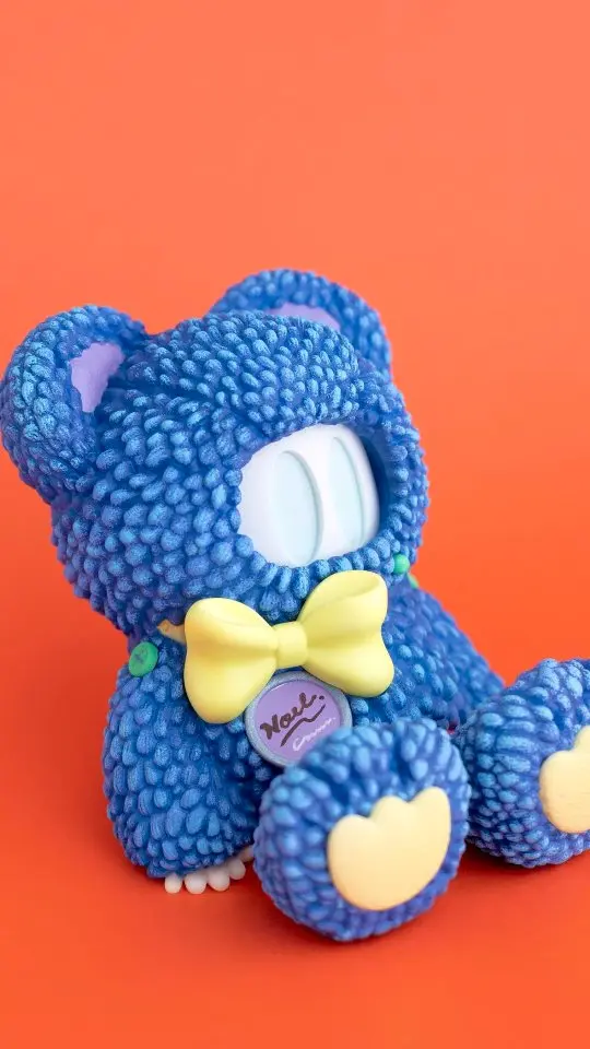 テディベアになりたいおばけ🧸
もこもこのぬいぐるみに変身したおばけちゃんのフィギュア。
こちらも去年描いたイラストを元にしています！

29日からのMerry Ornaments' Partyにて販売します👻

〰️〰️〰️

Merry Ornaments' Party vol.10
2025.11.29(土)-12/23(火)
11:30-19:30
※水・木定休日

【展示初日のご来場について】
展示初日11月29日(土)のみ、オープン11時30分より15時までに限り入場予約制とさせていただきます。
この時間帯は入場チケットが無い方はご入場出来ませんので予めご了承ください。

※予約時間内でのご入場、作品・グッズのご購入は先着順（チケット番号順）にてご案内させていただきます。
※15時以降はフリー入場となります。
※お一人様ひと枠のみでのご予約でお願いします。複数枠のご予約をされた場合はいかなる理由に関わらず全ての時間帯のチケットをキャンセルとさせていただきますので予めご了承ください。

【入場予約チケット申し込み方法】
初日入場予約のチケットはpiatoxのチケット販売システムを使用し11月21日（金）20時より受付開始いたします。
※会員登録等が必要です。

https://chimney-calas.peatix.com
受付期間中は @takochin プロフィールからも飛べるようにしております！

会員登録等が必要なので少しお手数をおかけしますが開店前からお待ちいただいたりする事なくご案内できるかと思いますので、ぜひご利用いただければ幸いです。

〰️

○今年も12/13（土）に干支おばけフィギュアを追加予定です！
※期間中、自家製フィギュアの完売作品については再入荷はございません🙏

会場
カフェ・ギャラリー calas
JR・阪神元町駅西口より南へ徒歩2分
@calaskobe

在廊予定日
11/29（土）11:30-16:00
12/7（日）15:00-19:30
12/12（金）15:00-19:30
12/22（日）15:00-19:30
変更になる場合がございますので、最新の投稿をご確認ください🙇‍♀️
（突然短時間いたりするかもです！）

#chimney_work #arttoy #アートトイ #ソフビ #おばけ #ななしのおばけちゃん #おばけちゃん