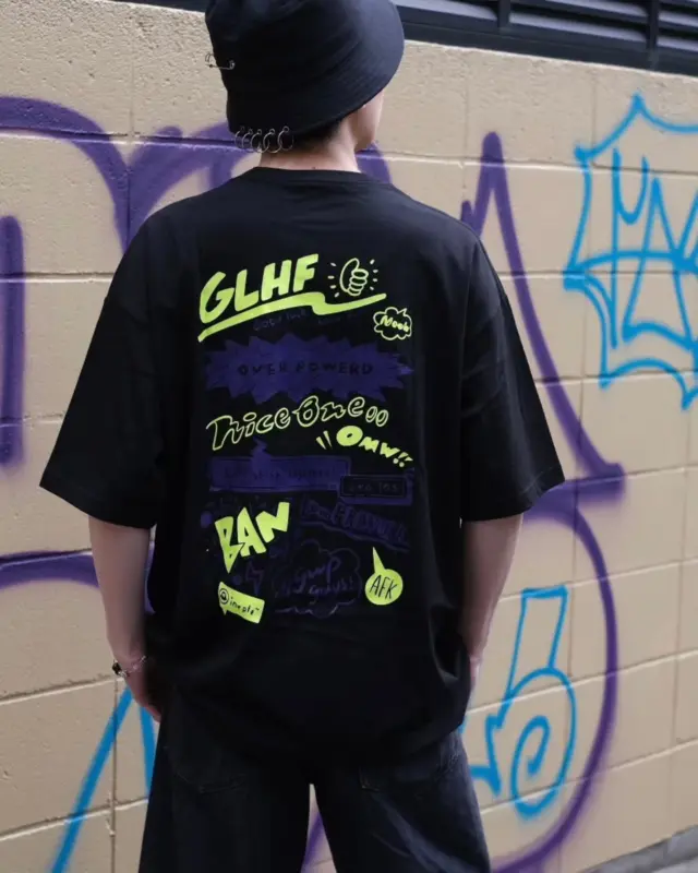 📣ONLINE STORE📣
POPUPでも人気だったフードかぶりおばけのソフビや新アパレル＆雑貨たちを11/22(土)21時からオンラインストアで販売いたします！
（ヘッドホンおばけのGRAYとYELLOWはこのラス1ずつで終了です〜🎧️)

👻ななしのおばけちゃんアカウント
@nanashi_no_obake

ゲーマータイポTは背中にチャット等で使われるスラングや略語をパッと見それと分からない感じにデザインしてみました。

ゲームしない人にも着て頂きたいし、ゲーマーだと全面に出したくないけど分かる人にはバレたい、隠れきれないゲーマーの方々にもぜひ👻

#chimney_work #arttoy #ななしのおばけちゃん #おばけちゃん #ghost